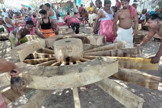 ମହାପ୍ରଭୁଙ୍କ ରଥ ନିର୍ମାଣରେ ମଗ୍ନ ଭୋଇ ସେବକ