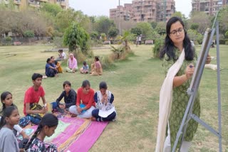 Delhi's Unique School In Park Where Kids Learn For Free, Kudos To The Teacher, Namita Choudhury