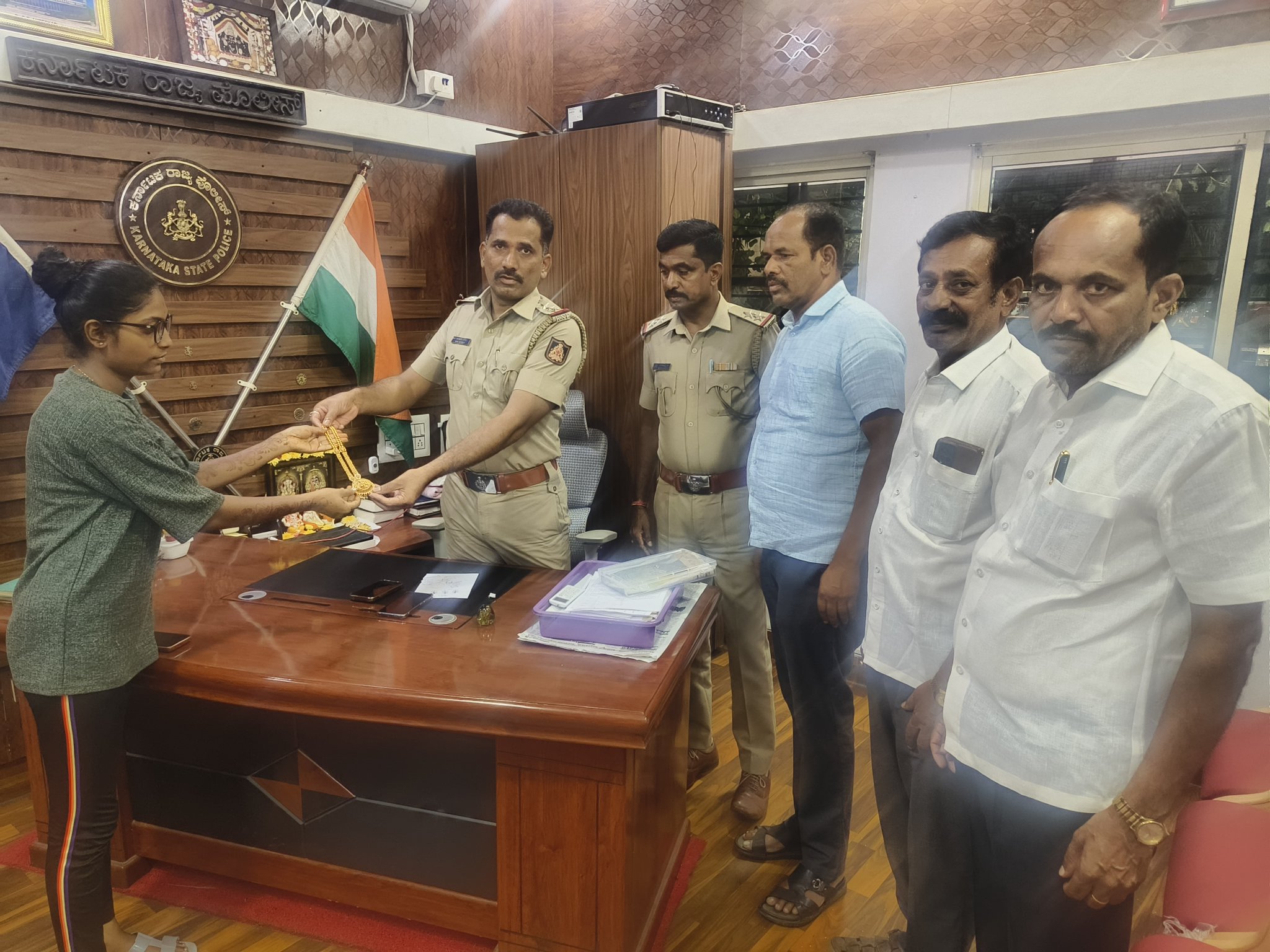 Police return gold ornaments to heirs