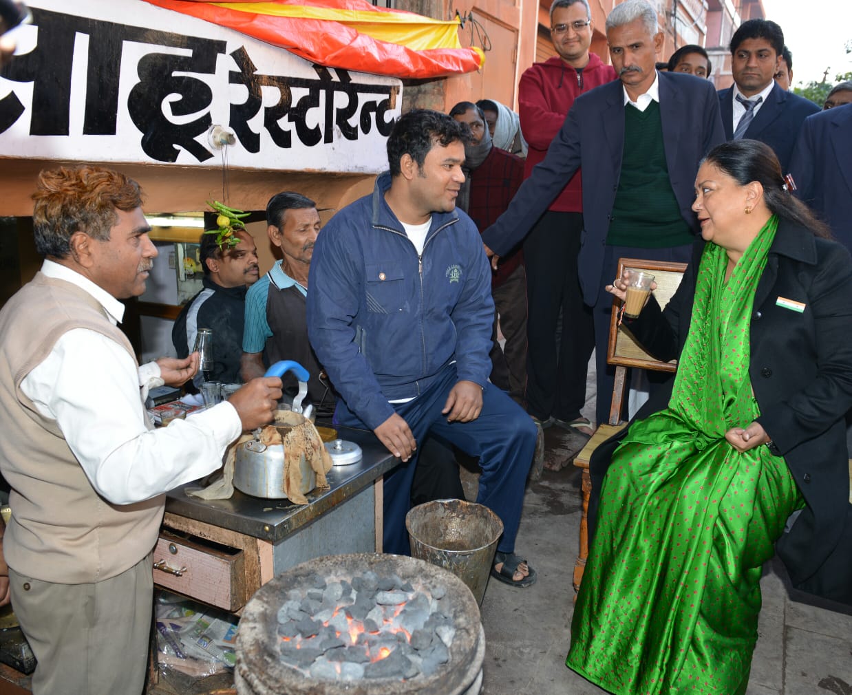लादू राम साहू की दुकान पर चाय पीती वसुंधरा राजे