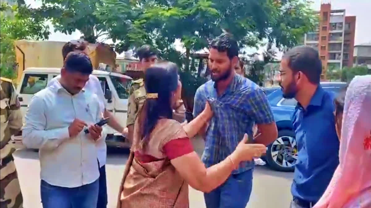 Maharashtra: Woman MLA slaps junior civic engineer