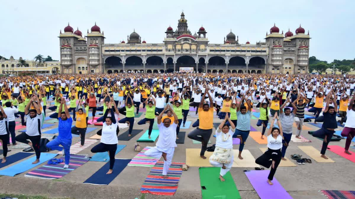 ಅರಮನೆ ಆವರಣದಲ್ಲಿ ಯೋಗ ಪ್ರದರ್ಶನ