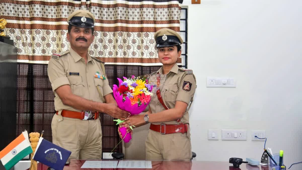 ಮಗಳಿಗೆ ಅಧಿಕಾರ ಹಸ್ತಾಂತರ ಮಾಡಿದ ತಂದೆ