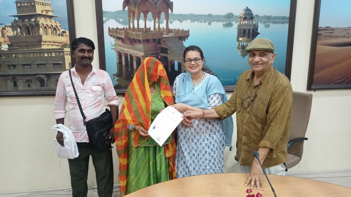 District Collector Tina Dabi handovers Indian citizenship certificate to Pakistani migrants