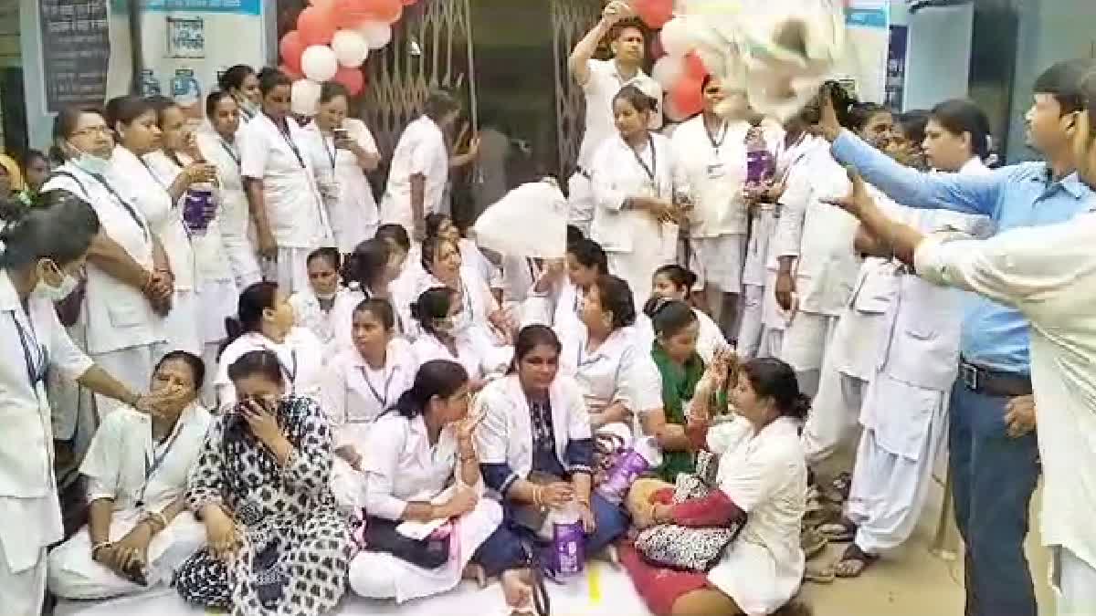 नर्सों का विरोध प्रदर्शन