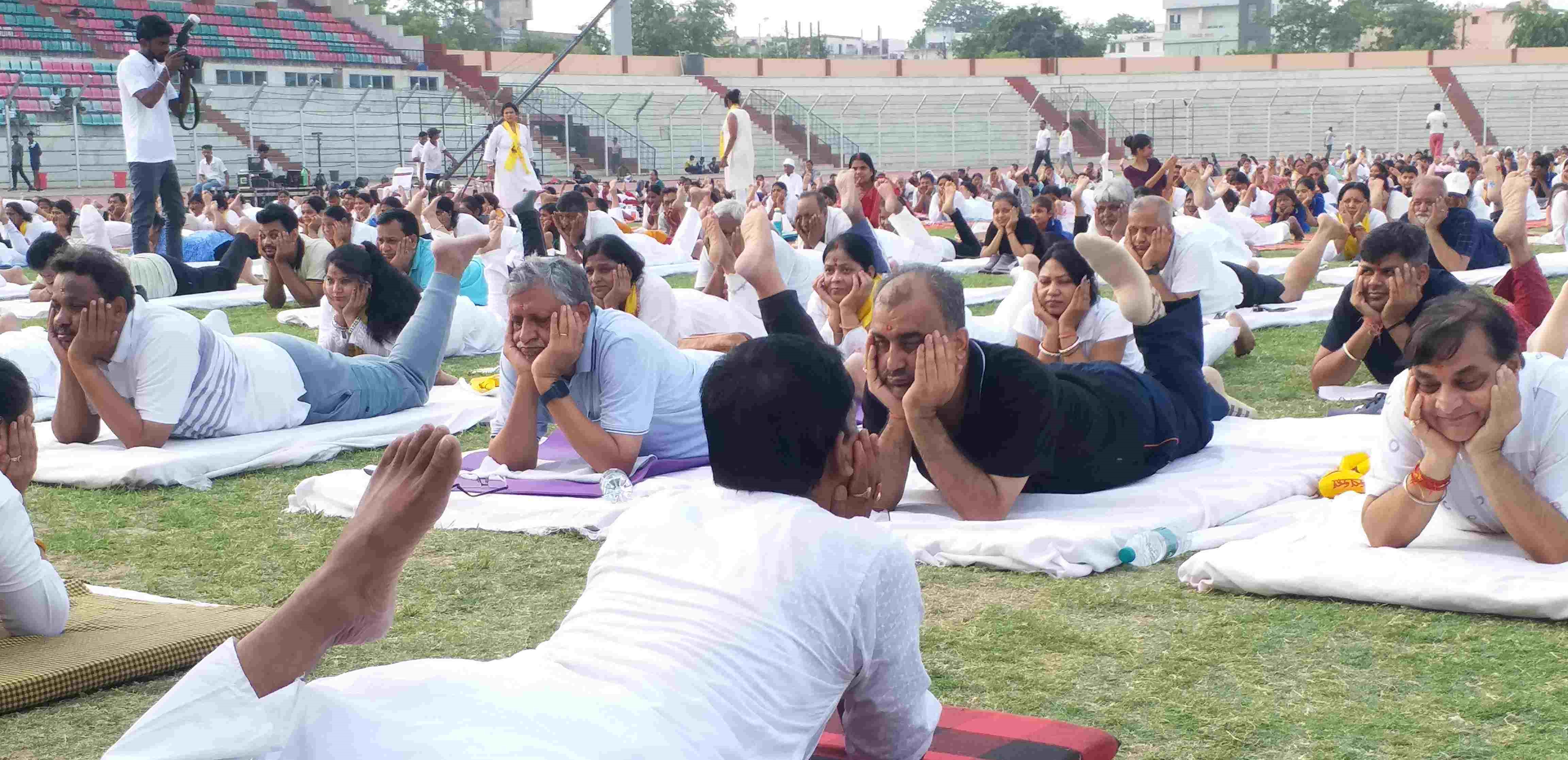 योगा करते बीजेपी के नेता