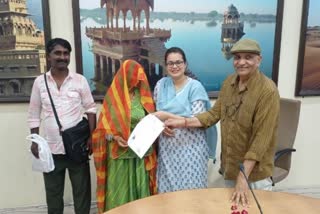 जैसलमेर की डीसी टीना डाबी ने दी पाक विस्थापितों को भारत की नागरिकता