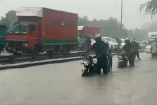 Delhi-Gurugram expressway waterlogged after heavy downpour, traffic jam for up to 5 km