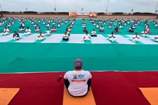 International Yoga Day 2023 : પોરબંદરમાં 9માં વિશ્વ યોગ દિવસની ઉજવણી કરવા મહાનુભાવોએ ચોપાટી પર આસન જમાવ્યું
