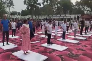 Shiv Dahariya did yoga in Mahasamund