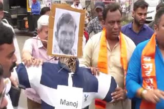 Bhopal Bajrang Sena burn effigy of Manoj Muntashir