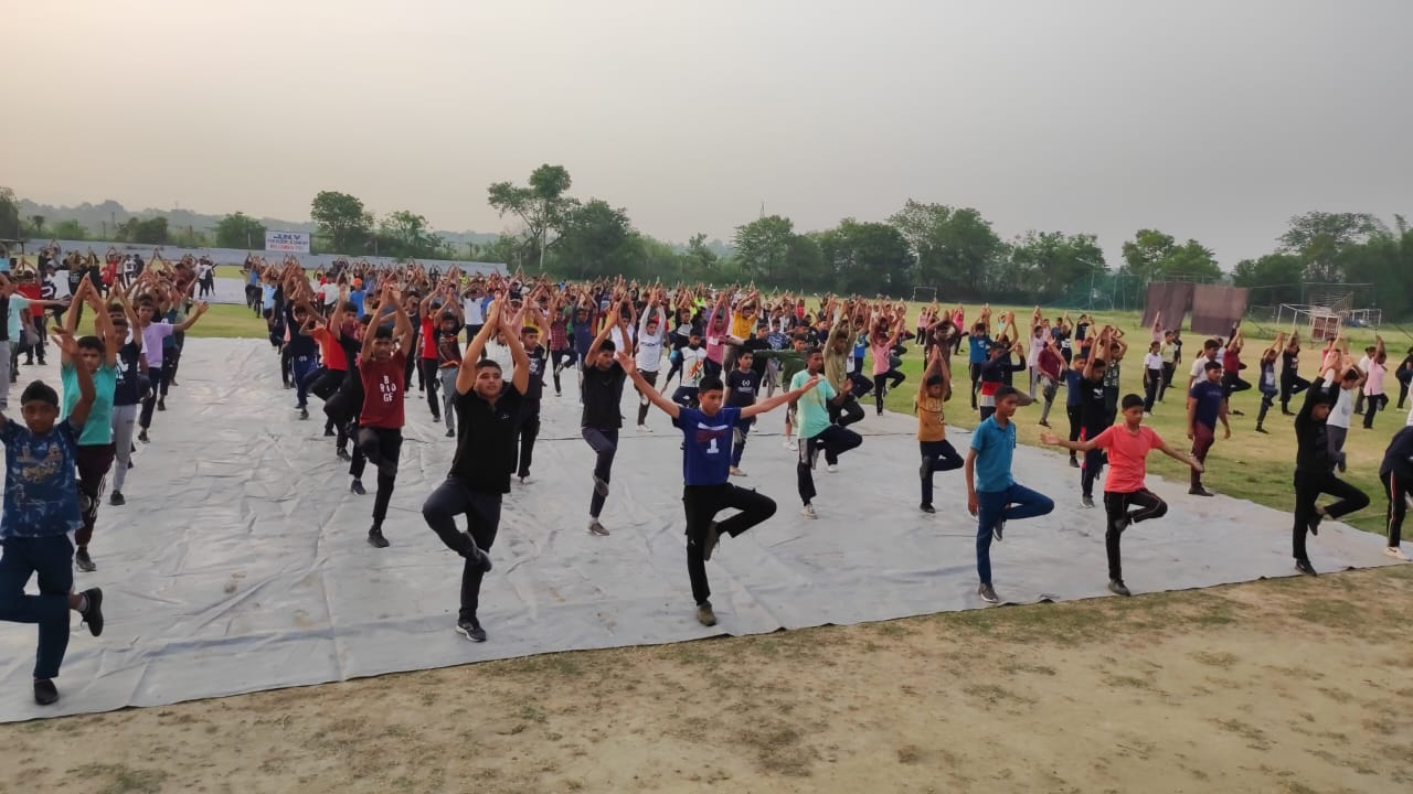 500 NCC cadets did yoga in Una.