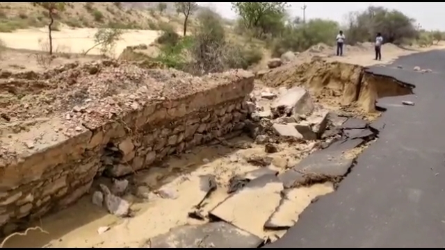 बिपरजॉय की बारिश से टूटी सड़क