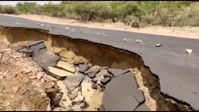 बिपरजॉय की बारिश से टूटी सड़क