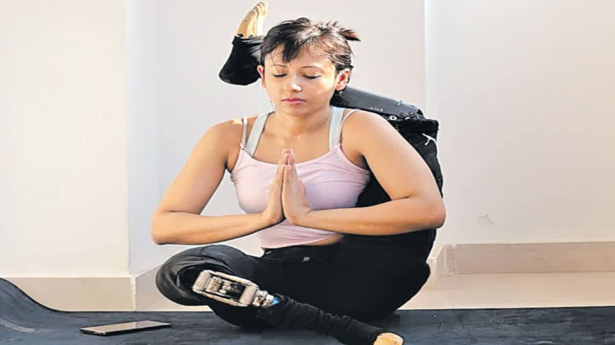 arpita-roy-who-practices-yoga-with-artificial-leg-become-inspiration-to-many