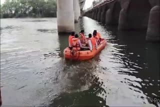 Durg SDRF team mock drill in Shivnath river