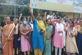 volunteers_dharna_in_kakinada