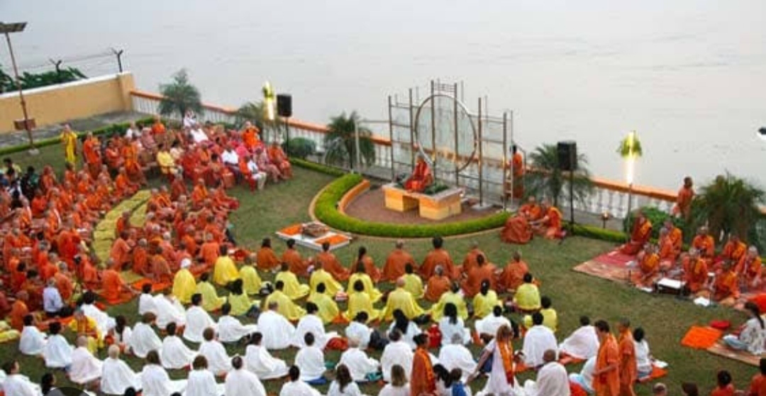 बिहार के मुंगेर स्थित योग विश्वाद्यालय में योग करते साधक