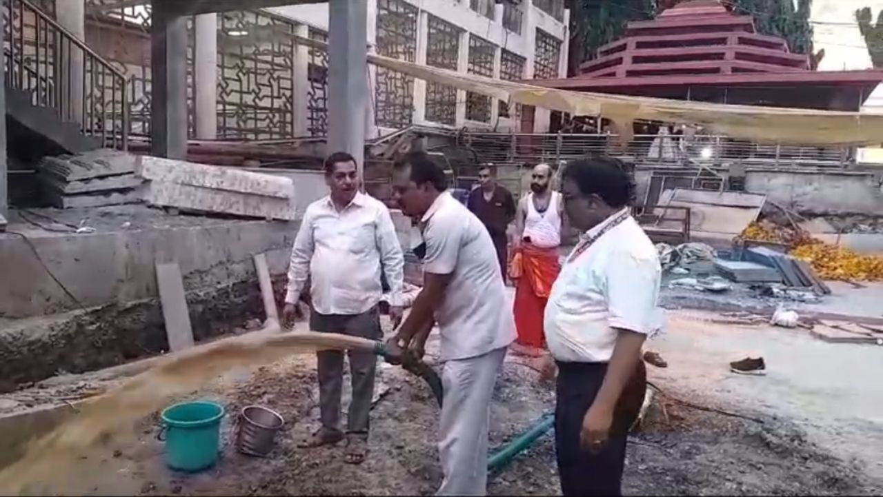 E cart driver got two tube wells in Mahakaleshwar temple