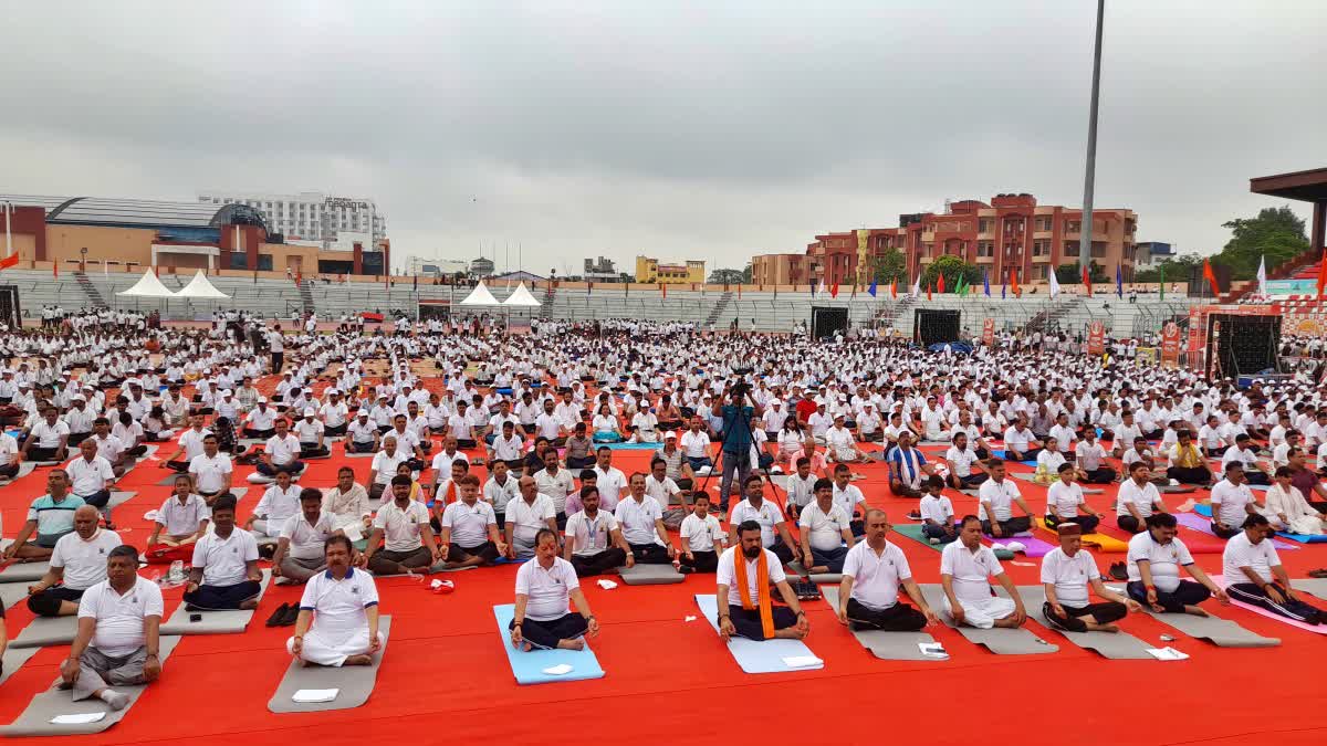 बिहार में शहर से लेकर गांव तक योगाभ्यास, पाटलिपुत्र स्पोर्ट्स कांप्लेक्स में 500 लोगों के साथ मंत्रियों ने किया योग International Yoga Day 2025
