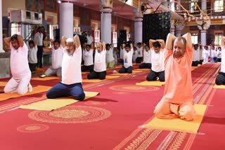 யோகி ஆதித்யநாத் யோகா செய்யும் காட்சி