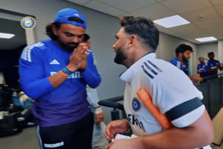 KL Rahul Rishabh Pant Viral Video: ಭಾರತ ಮತ್ತು ಇಂಗ್ಲೆಂಡ್​ ನಡುವಿನ ಮೊದಲ ದಿನದಾಟ ಮುಕ್ತಾಯದ ಬಳಿಕ ಕೆಎಲ್​ ರಾಹುಲ್​ ರಿಷಭ್​ ಪಂತ್​ಗೆ ಕೈಮುಗಿದು ನಮಸ್ಕಾರ ಎಂದಿರುವ ವಿಡಿಯೋ ವೈರಲ್​ ಆಗಿದೆ.
