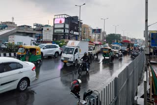 दिल्ली में तेज हवाओं के साथ झमाझम बारिश शुरू
