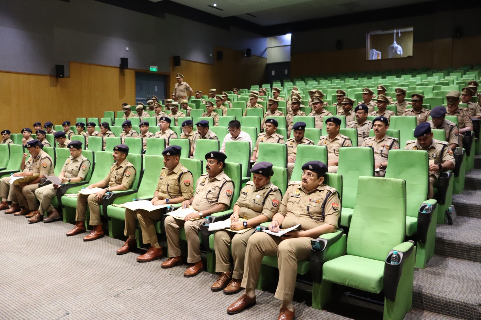 अपराधों के रोकथाम और आगामी त्योहारों को लेकर नोएडा की पुलिस कमिश्नर लक्ष्मी सिंह ने आज क्राइम मीटिंग की.