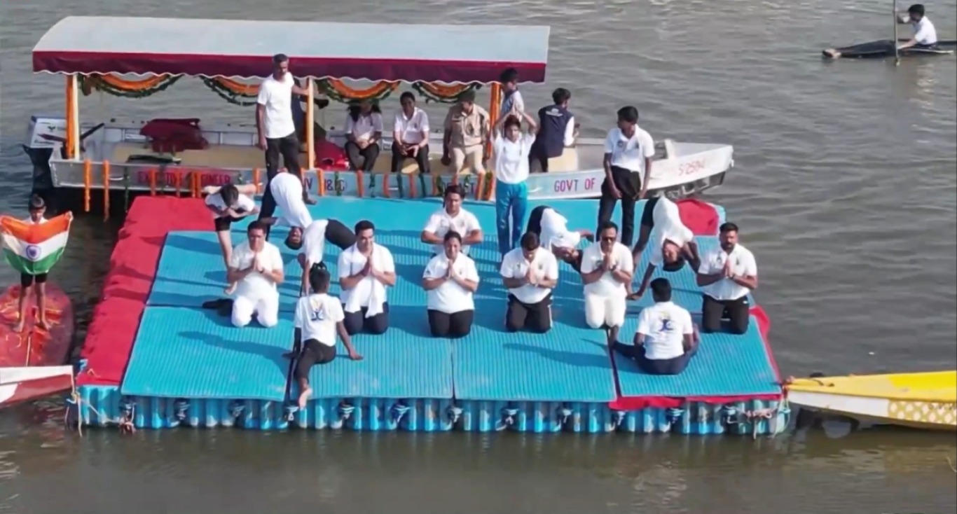 यमुना के बीच में CM रेखा गुप्ता ने मंत्री और सांसद मनोज तिवारी संग किया योग