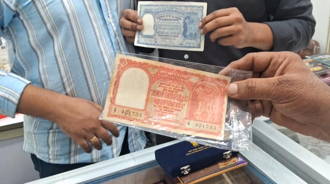 मुगल काल के नोट भी देखने को मिले.