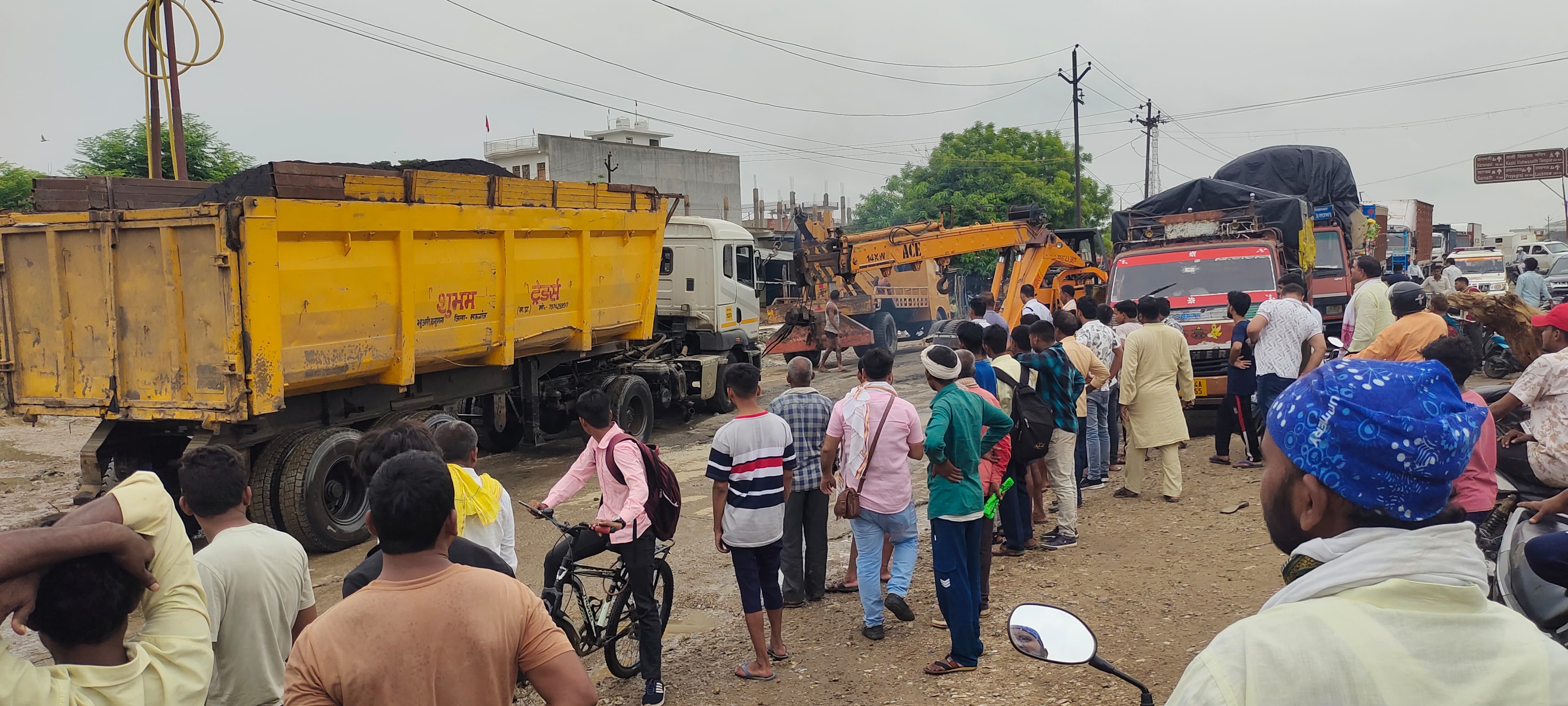 मिर्जापुर में जलभराव के कारण लगा जाम.