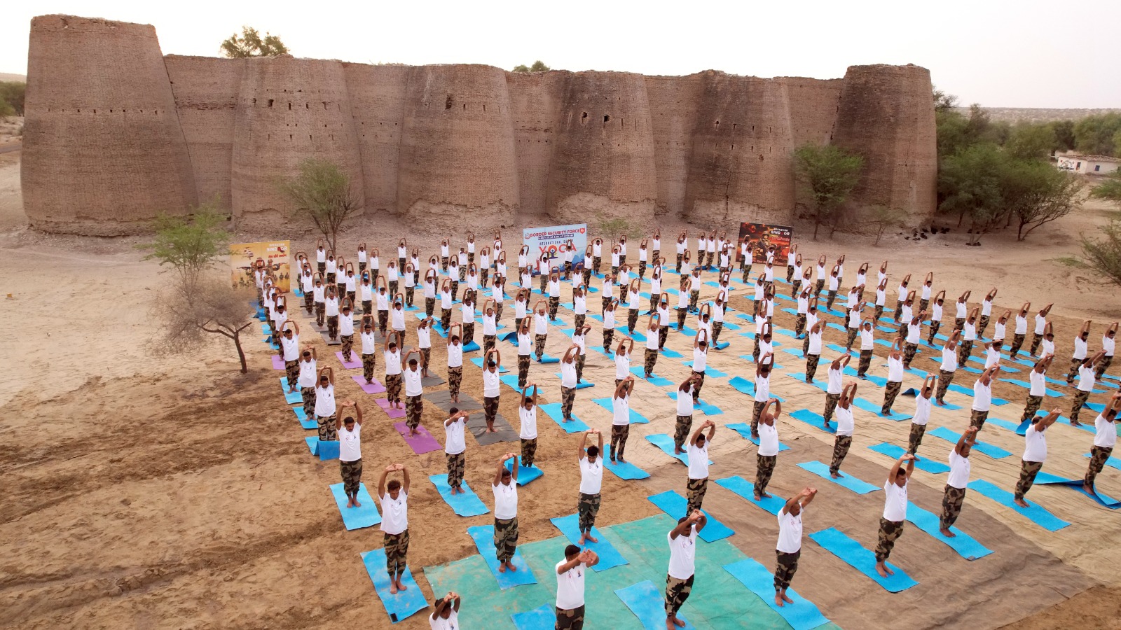 जैसलमेर की तपती रेत पर योग