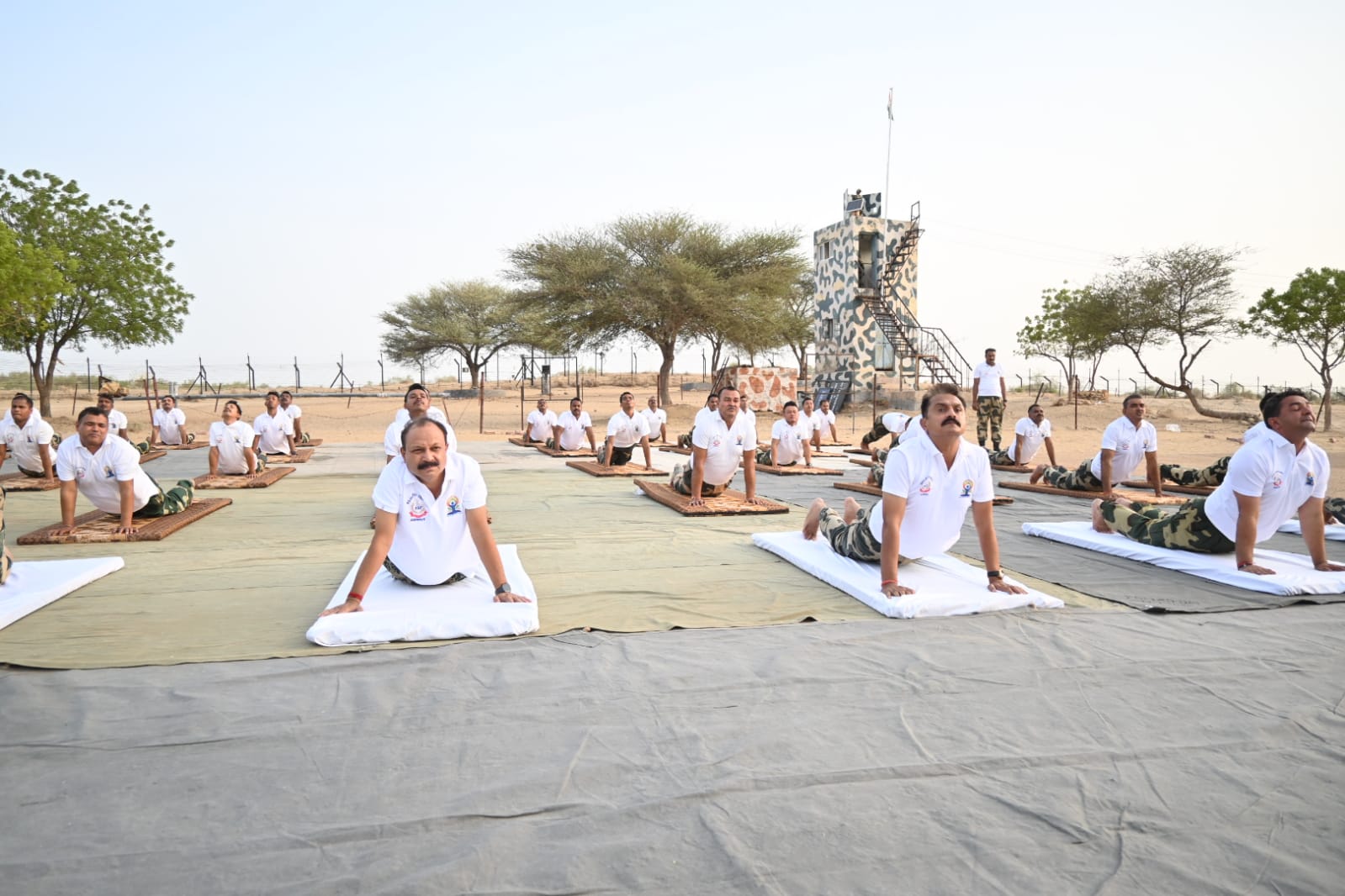 जवानों ने सामूहिक योग किया