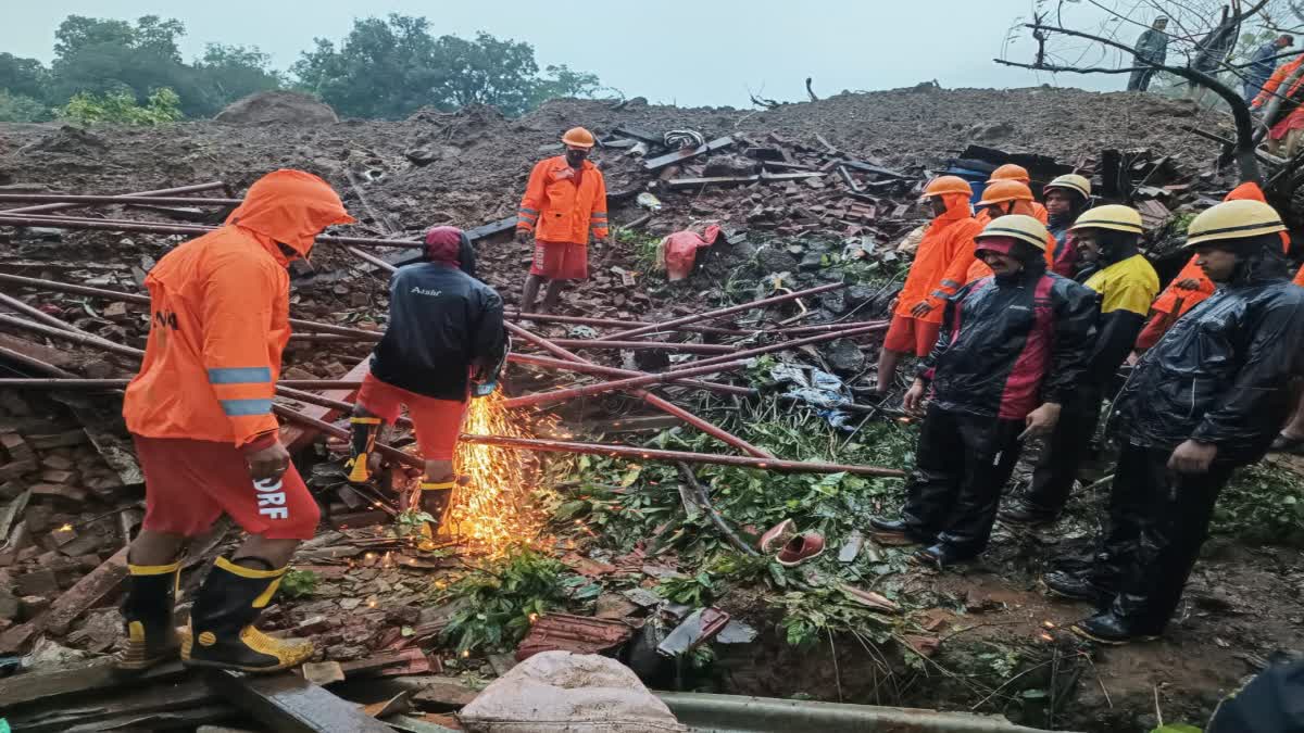 इर्शाळवाडीत बचाव कार्य करताना एनडीआरएफ कर्मचारी