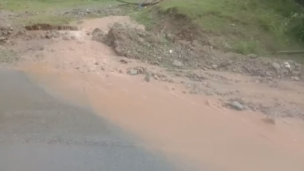 heavy-rains-trigger-flashfloods-mudslides-in-kangan