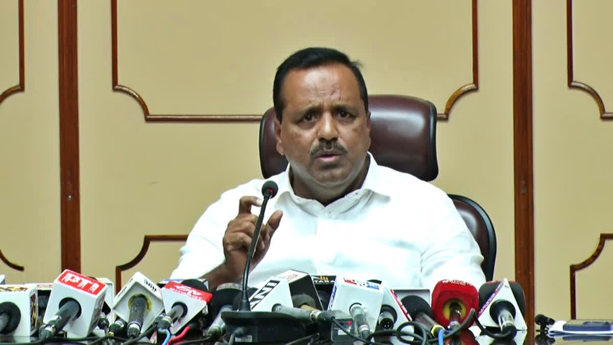 Speaker UT Khader clarified  not done under any pressure  The suspension of BJP MLAs  ಬಿಜೆಪಿ ಶಾಸಕರ ಅಮಾನತು ಯಾರ ಒತ್ತಡದಿಂದಲೂ ಮಾಡಿಲ್ಲ  ಅದು ಅತ್ಯಂತ ನೋವಿನ ನಿರ್ಧಾರ  ಬಿಜೆಪಿ ಶಾಸಕರ ಅಮಾನತು  ಸ್ಪೀಕರ್ ಯುಟಿ ಖಾದರ್  ಬಿಜೆಪಿ ಹತ್ತು ಶಾಸಕರ ಅಮಾನತು  ಸದನದ ಬಾವಿಗಿಳಿದು ಪ್ರತಿಭಟನೆ  ಪ್ರಮುಖ ಮಸೂಧೆಗಳು ಅಂಗೀಕಾರ  ಜನ ಪರವಾದ ಬಿಲ್  ಶಾಲಾ ಮಕ್ಕಳು ಇನ್ನು ಹೊರಗೆ ಕಾಯುವಂತಿಲ್ಲ