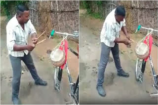 A man is seen playing the Dugdugi and clearly saying that the villagers should take care of their cattle themselves or else they will be fined Rs. 500 and will be beaten up with 5 shoes.