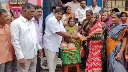 tomato distribution in hyderabad  tomato distribution  man distributed tomatoes  man distributed tomatoes on his daughter birthday  tomato  tomatoes  free distribution of tomato  free tomato  തക്കാളി  തക്കാളി സൗജന്യം  തക്കാളി വിതരണം  തക്കാളി വാർത്തകൾ  തക്കാളി വില  തക്കാളി വില വർധന  tomato price hike  മകളുടെ ജന്മദിനത്തിൽ തക്കാളി സൗജന്യമായി നൽകി  തെലങ്കാന ഹൈദരാബാദ്  ഹൈദരാബാദ്  ഹൈദരാബാദ് തക്കാളി വിതരണം  തക്കാളി ഫ്രീയായി നൽകി