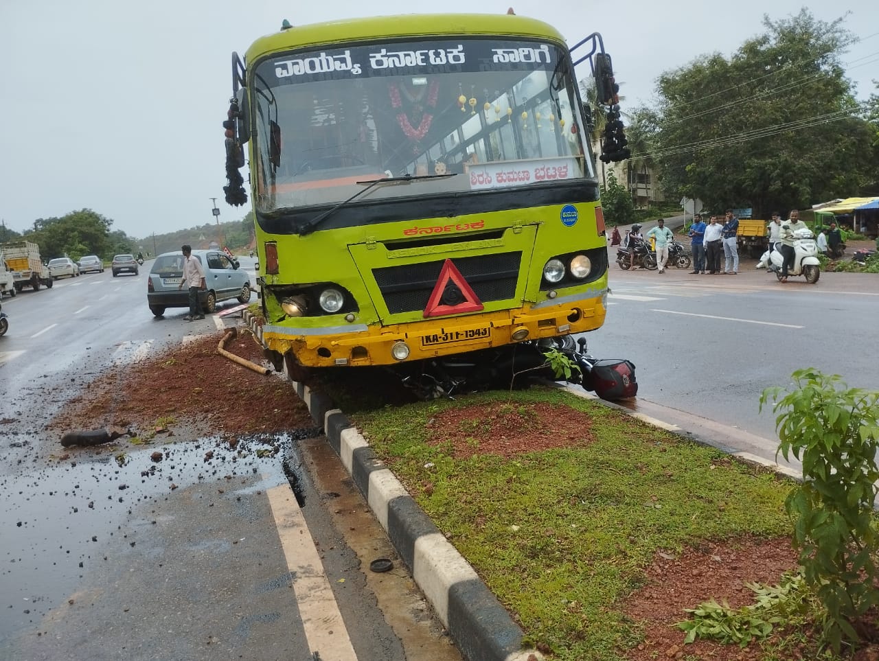 ಬೈಕ್​ಗೆ ಡಿಕ್ಕಿ ಹೊಡೆದಿರುವ ಬಸ್​