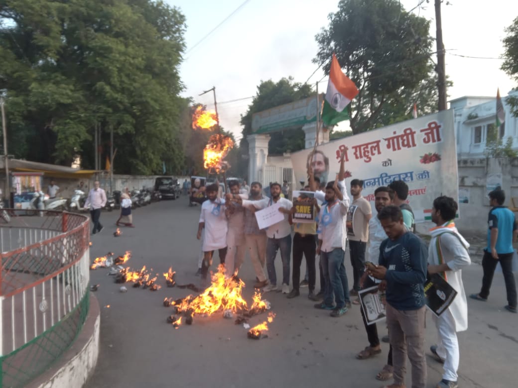 एनएसयूआई कार्यकर्ताओं ने फूंका प्रधानमंत्री का पुतला फूंका.