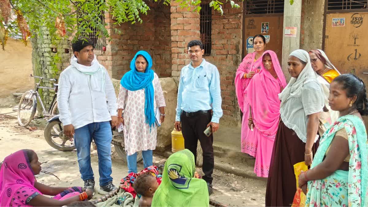 दस्तक अभियान के तहत लोगों को किया जा रहा जागरूक.