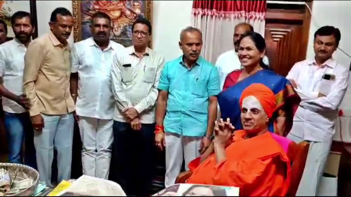 MINISTER SHOBHA KARANDLAJE  PRAYS FOR THE SUCCESS  SIDDAGANGA MUTT  TUMKUR