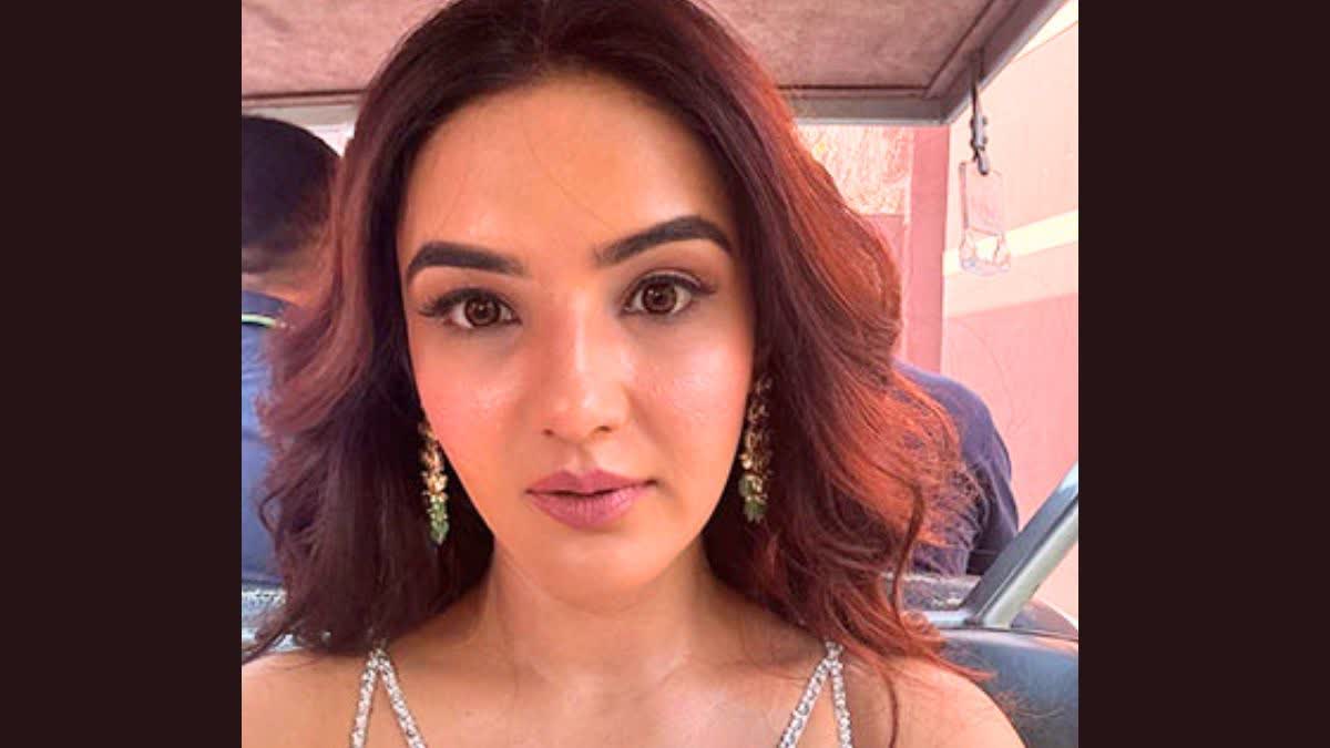 Jasmin Bhasin Cornea Damage