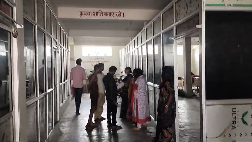 निजी क्लीनिक में जुटे परिजन.