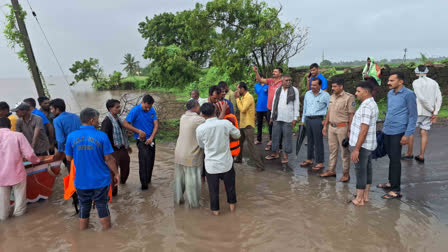 રોડ પર પાણી હોવાથી યુવાનનો મૃતદેહ હોડીમાં વતન લવાયો