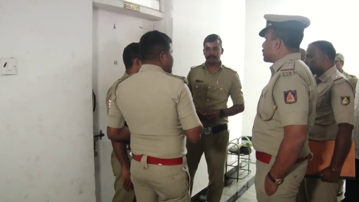 ಮಂಡ್ಯ: ಮೆಡಿಕಲ್ ಕಾಲೇಜ್ ಹಾಸ್ಟೆಲ್ನಲ್ಲಿ ಕೊಪ್ಪಳ ಮೂಲದ ವಿದ್ಯಾರ್ಥಿ ಆತ್ಮಹತ್ಯೆ..!!mandya MEDICAL STUDENT suicide ಮಂಡ್ಯ: ಮೆಡಿಕಲ್ ಕಾಲೇಜ್ ಹಾಸ್ಟೆಲ್ನಲ್ಲಿ ಕೊಪ್ಪಳ ಮೂಲದ ವಿದ್ಯಾರ್ಥಿ ಆತ್ಮಹತ್ಯೆ..!!mandya MEDICAL STUDENT suicide