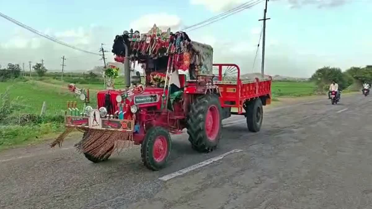 ಹಿಮ್ಮುಖ ಟ್ರ್ಯಾಕ್ಟರ್​ ಚಾಲನೆ ಸ್ಪರ್ಧೆ