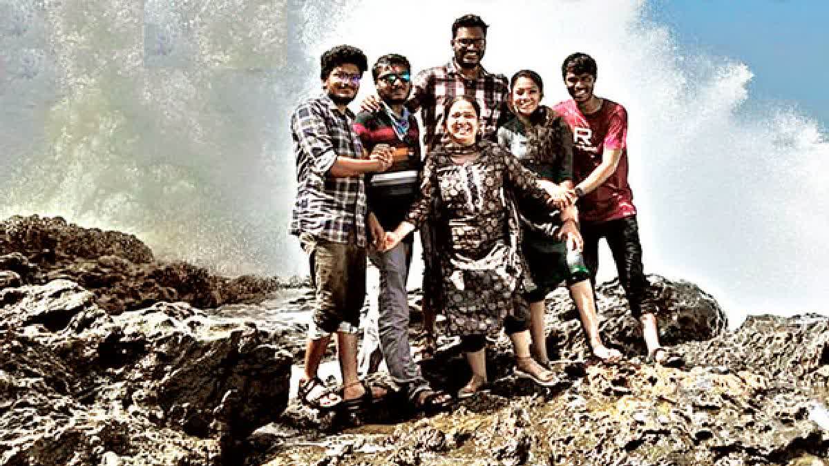 Six friends hit by wave while posing for photograph, one dies, one undergoing treatment