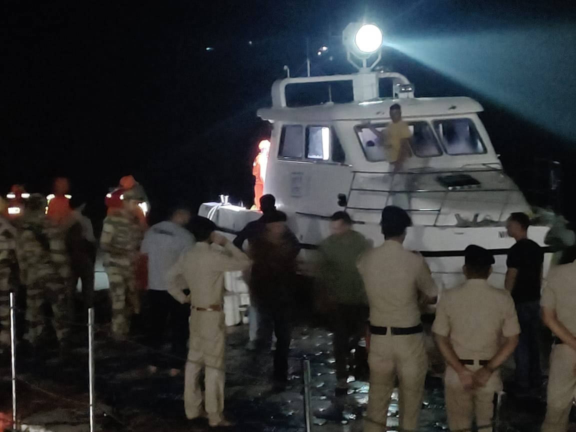 Himachal rains  10 people including 5 forest officials stuck  t officials stuck in Koldam in Mandi  rescue ops underway  Himachal Pradesh Heavy Rain  ಧಾರಾಕಾರ ಮಳೆ ಪ್ರವಾಹಕ್ಕೆ ತತ್ತರ  ಪ್ರವಾಹದಲ್ಲಿ ಸಿಲುಕಿಕೊಂಡ ಐವರು ಅರಣ್ಯಾಧಿಕಾರಿ  ಹಿಮಾಚಲ ಪ್ರದೇಶದ ಮನಾಲಿಯ ಕೋಲ್ಡಮ್‌  ನೀರಿನ ಮಟ್ಟ ಏರಿಕೆ ಮತ್ತು ಎಡೆಬಿಡದೆ ಸುರಿಯುತ್ತಿರುವ ಮಳೆ  ಹಿಮಾಚಲ ಪ್ರದೇಶದಲ್ಲಿ ಭಾರೀ ಮಳೆ  ಎಡೆಬಿಡದೆ ಸುರಿದ ಮಳೆ ಮತ್ತು ನೀರಿನ ಮಟ್ಟ ಏರಿಕೆ  ಅರಣ್ಯ ಸಿಬ್ಬಂದಿ ಸೇರಿದಂತೆ ಹಲವಾರು ಜನರು ಸಿಲುಕಿ  ಮಂಡಿಯ ಡೆಪ್ಯುಟಿ ಕಮಿಷನರ್ ಅರಿಂದಮ್ ಚೌಧರಿ