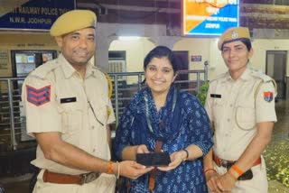 Ruth thomas receiving recover mobile from Jodhpur GRP